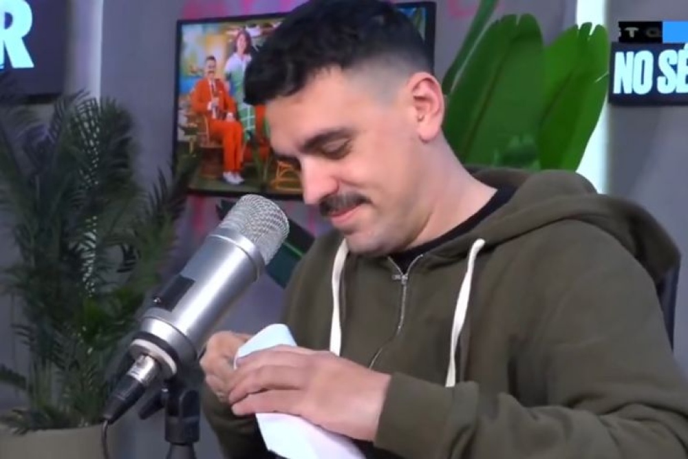 Llegó el sobre para Manu Jove... ¡Pero esta vez con un cautivante contenido!