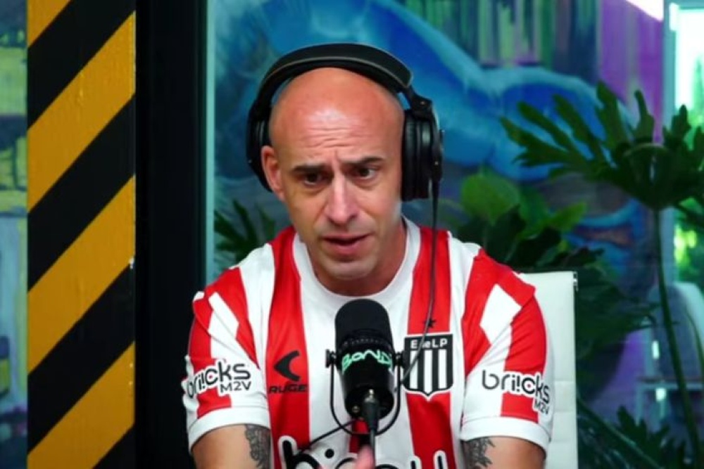 Esteban Trebucq, con su camiseta, defendió la postura de Estudiantes: ”El club de la dignidad”