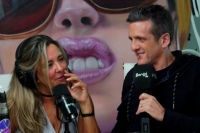 &iexcl;Viva el amor! Mauro Szeta sorprendi&oacute; en vivo a su pareja Clarissa en Bondi y habl&oacute; de su nuevo proyecto de streaming