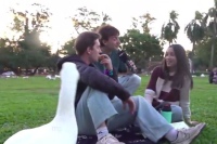 Viral e ins&oacute;lito: un ganso se llev&oacute; el protagonismo en un m&oacute;vil de Luzu