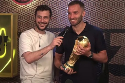 Bajo un impactante operativo de seguridad, Antes Que Nadie recibió a la Copa del Mundo