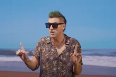 ¡Fiel a su estilo! Guille Aquino protagonizó un acting en Blender para promocionar 'La playa no existe'