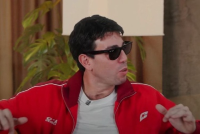 Lidera una banda conocida, llena un Movistar Arena, pero admitió tener un "lado oscuro" en una nota con Resumido